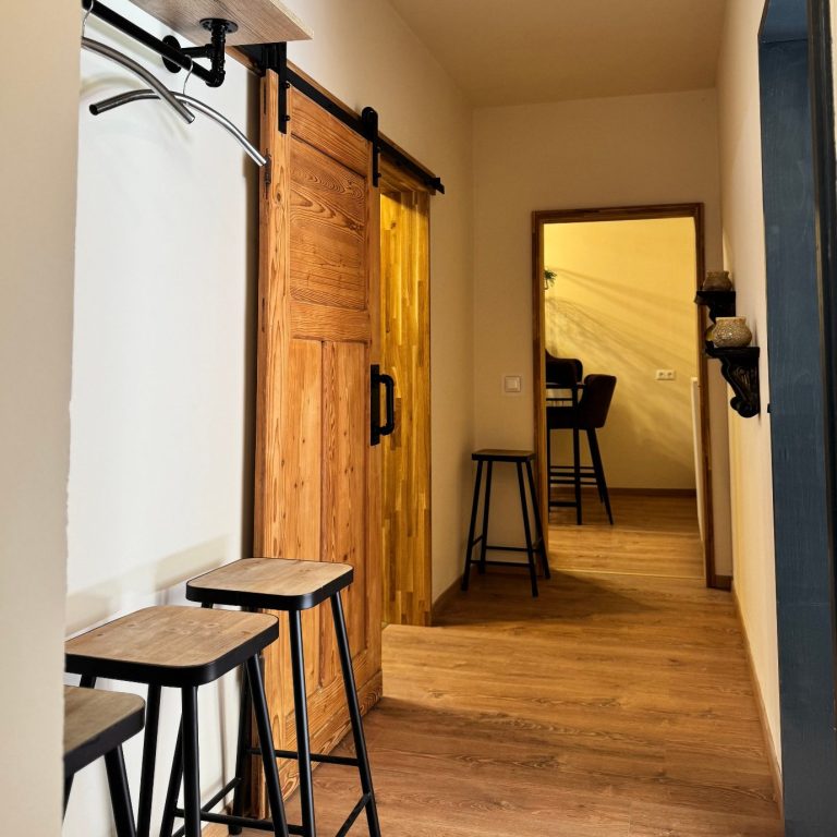 Eingangsbereich Ferienwohnung Flur mit warmem Licht in der Ferienwohnung