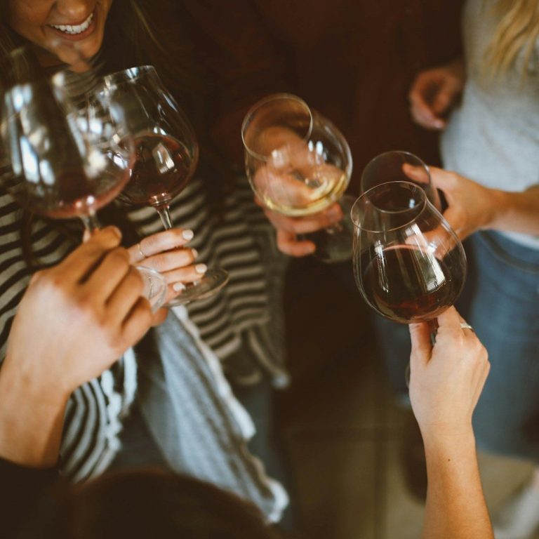 Veranstaltungsraum Menschen stoßen mit Wein an
